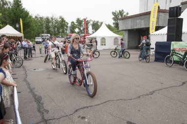 sokakta bisikletçiler