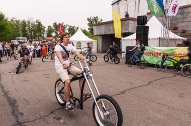 sokakta bisikletçiler