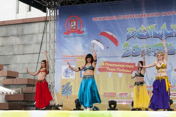 Belly dance on stage — Stock Photo, Image