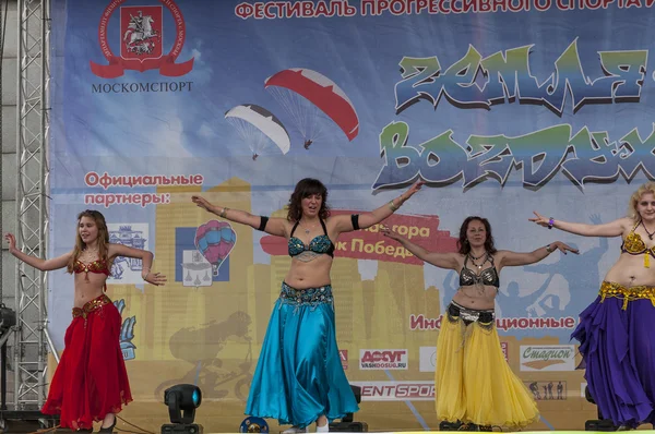 Belly dance on stage — Stock Photo, Image