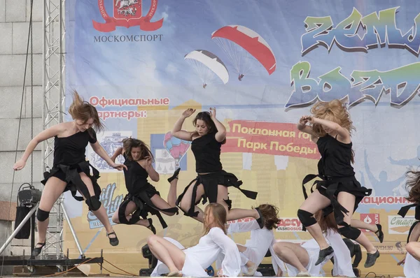Молодая танцевальная группа — стоковое фото