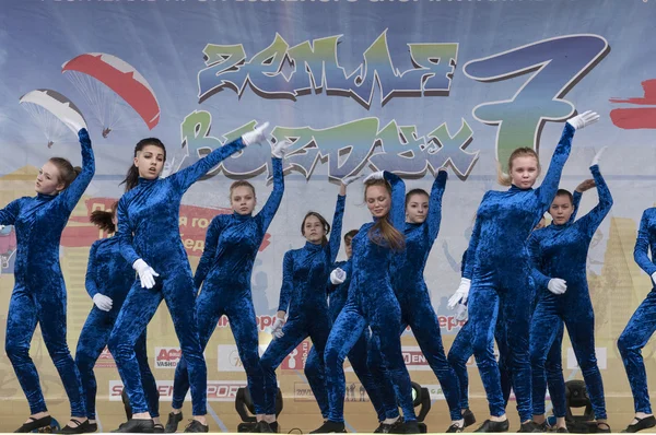 Grupa taniec młodych — Zdjęcie stockowe