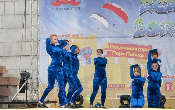 Giovane gruppo di danza — Foto Stock