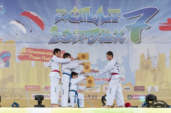 Rendimiento combatientes taekwondo —  Fotos de Stock