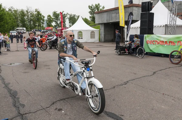 sokakta bisikletçiler