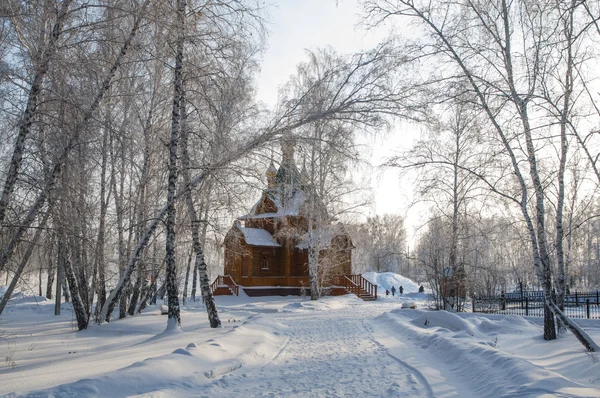 Capilla de madera rusa en el bosque de invierno —  Fotos de Stock