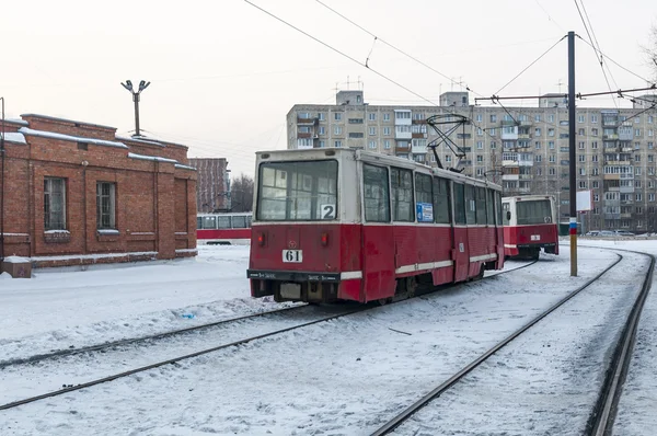 Tramvaj v Omsku. Tramvajová zastávka a starých aut — Stock fotografie