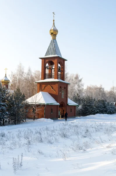 Orthodoxe kerk in een besneeuwde veld — Stockfoto