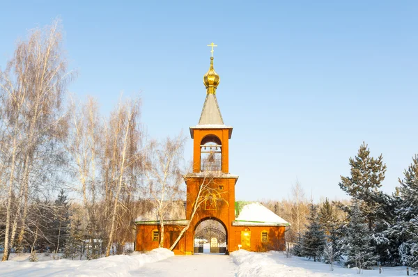 Église orthodoxe dans un champ neigeux — Photo