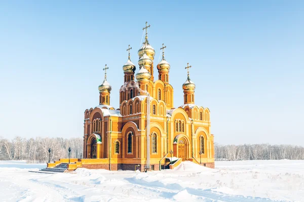 Orthodoxe kerk in een besneeuwde veld — Stockfoto