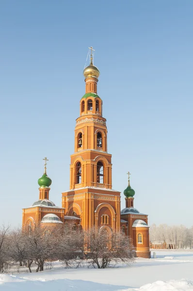 Ortodoks Kilisesi bir karlı alanda — Stok fotoğraf