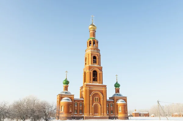 Iglesia ortodoxa en un campo cubierto de nieve —  Fotos de Stock