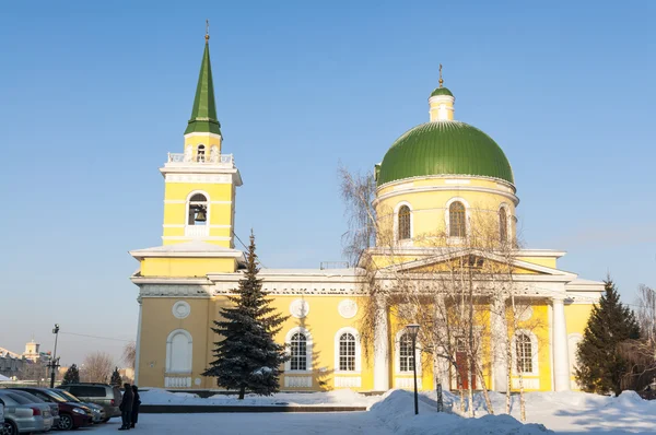 Iglesia ortodoxa en un campo cubierto de nieve — Foto de Stock