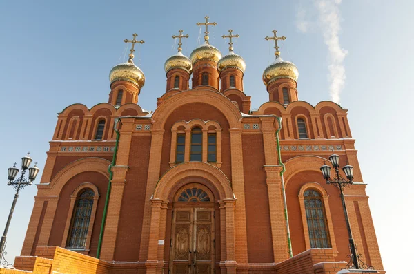 Ortodoks Kilisesi bir karlı alanda — Stok fotoğraf