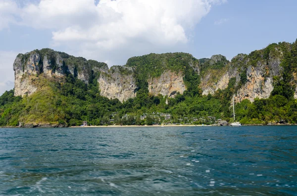 Rochers sur la rive de la mer d'Andaman. Krabi Thaïlande — Photo
