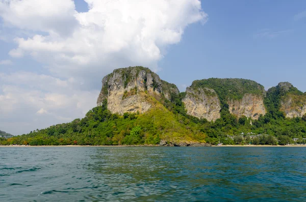 Rochers sur la rive de la mer d'Andaman. Krabi Thaïlande — Photo