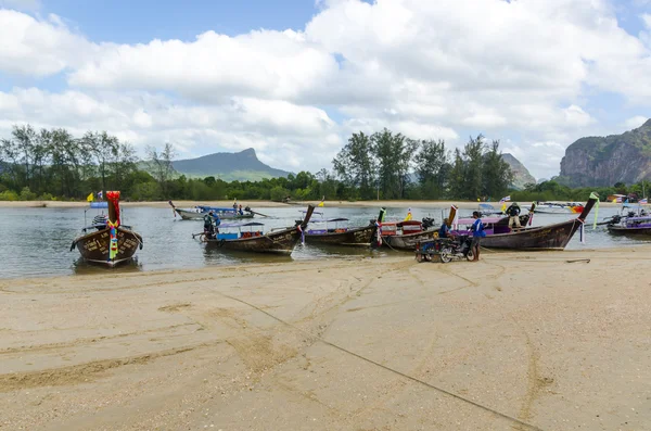 Tradizionale barca thailandese in mare — Foto Stock