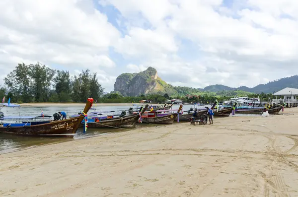 Bateau thaïlandais sur la plage d'Ao Nang — Photo