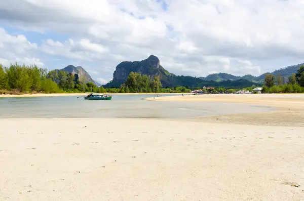 La bellissima spiaggia di mare a Krabi Thailandia — Foto Stock