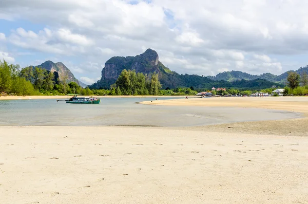 Тайский пляж и море Ао Нанг — стоковое фото