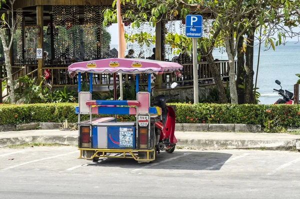 タイ トゥクトゥク伝統的なオートバイのタクシー ドライバー — ストック写真