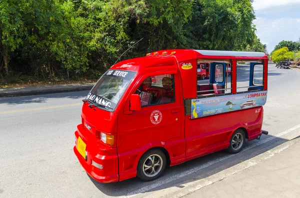 Tuk Tuk traditioneller Motorrad-Taxifahrer in Thailand — Stockfoto