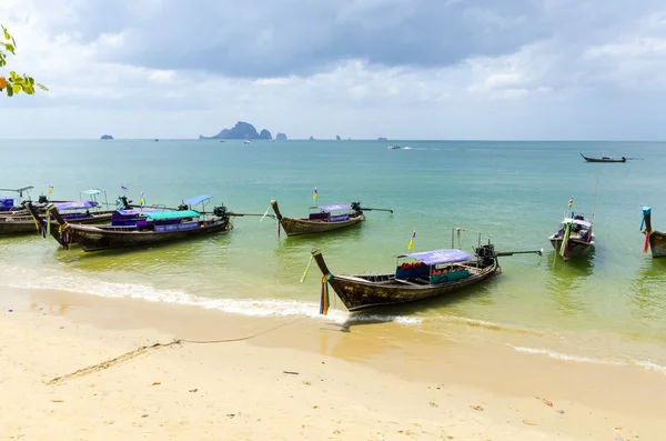 Thai boot am strand von ao nang — Stockfoto