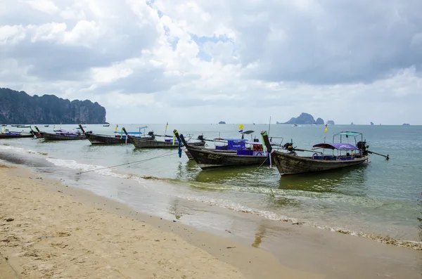 Thai boat on the beach of Ao Nang — Stock Photo, Image