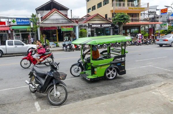 Tuk Tuk Tradicional mototaxista na Tailândia — Fotografia de Stock