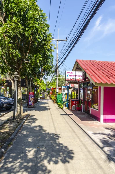 Barrio cafés y tiendas en la ciudad turística de Tailandia Ao Nang Krabi — Foto de Stock