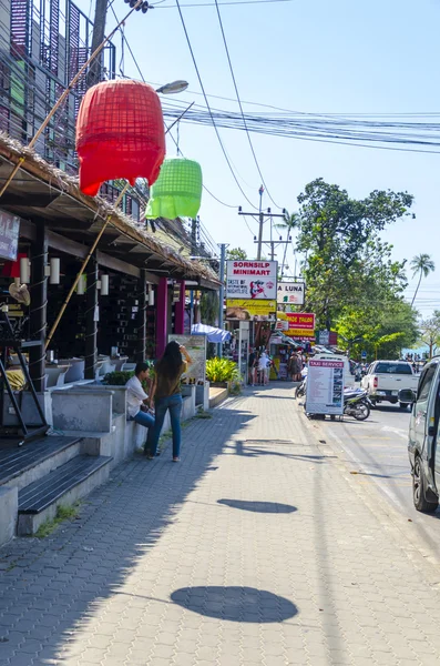 Barrio cafés y tiendas en la ciudad turística de Tailandia Ao Nang Krabi — Foto de Stock