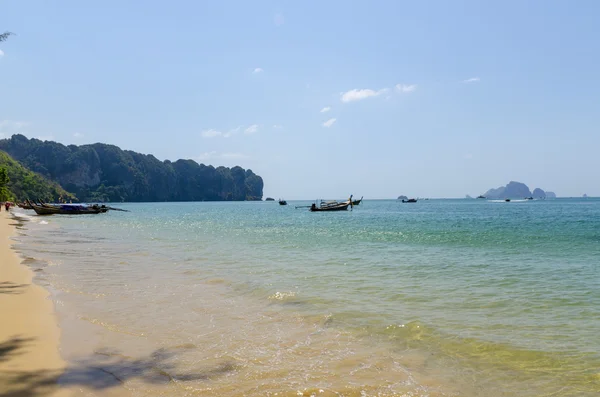 The beach on the shore of the Andaman Sea on the island — Stock Photo, Image