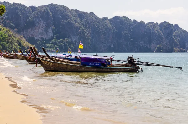 Traditionele Thaise lange staart boot — Stockfoto