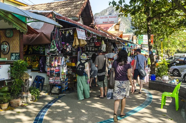 Barrio cafés y tiendas en la ciudad turística de Tailandia Ao Nang Krabi — Foto de Stock