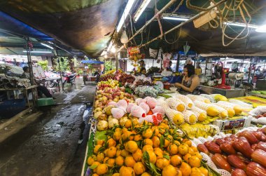 krabi town Tayland meyve pazarının tezgahın üzerinde meyve