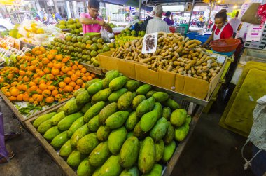 krabi town Tayland meyve pazarının tezgahın üzerinde meyve