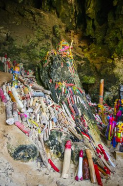 Kutsal lingams fallik ibadet Mağarası pranang Tayland