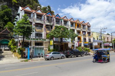 sokaklarda kafe ve dükkan ao nang Tayland kasabasında