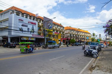sokaklarda kafe ve dükkan ao nang Tayland kasabasında