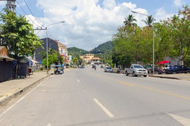 sokaklarda kafe ve dükkan ao nang Tayland kasabasında
