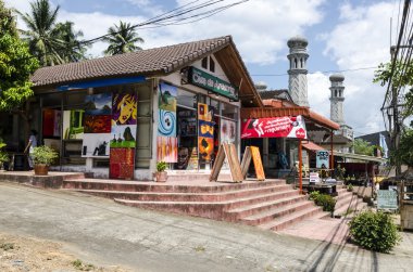 sokaklarda kafe ve dükkan ao nang Tayland kasabasında