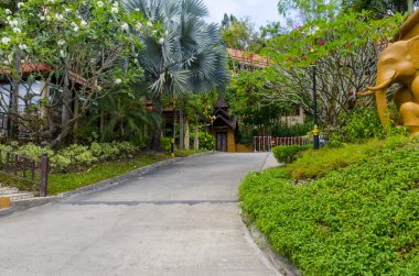 sokaklarda kafe ve dükkan ao nang Tayland kasabasında