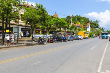 sokaklarda kafe ve dükkan ao nang Tayland kasabasında
