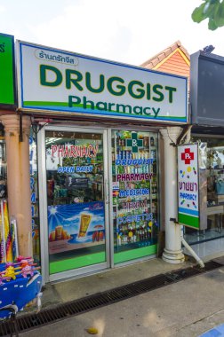 sokaklarda kafe ve dükkan ao nang Tayland kasabasında