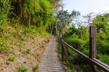 Dağın zirvesinde tahta kaldırım