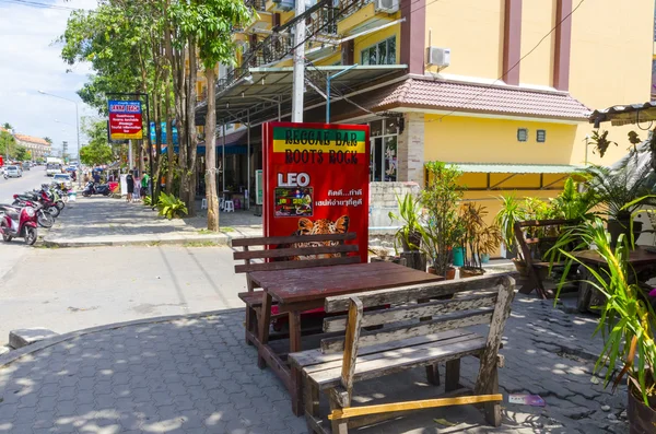 Caffè e negozi di quartiere nella località turistica della Thailandia Ao Nang Krabi — Foto Stock