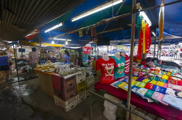 Ovoce na pultě ovocného trhu v krabi town Thajsko — Stock fotografie