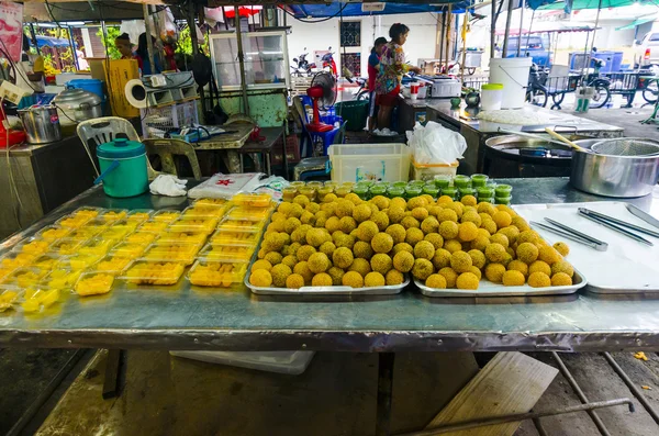 Fruit op de teller van de markt voor fruit in krabi town thailand — Stockfoto
