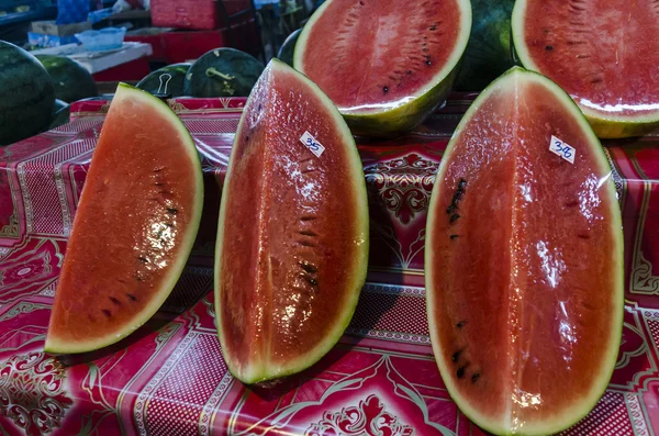 Fruit op de teller van de markt voor fruit in krabi town thailand — Stockfoto