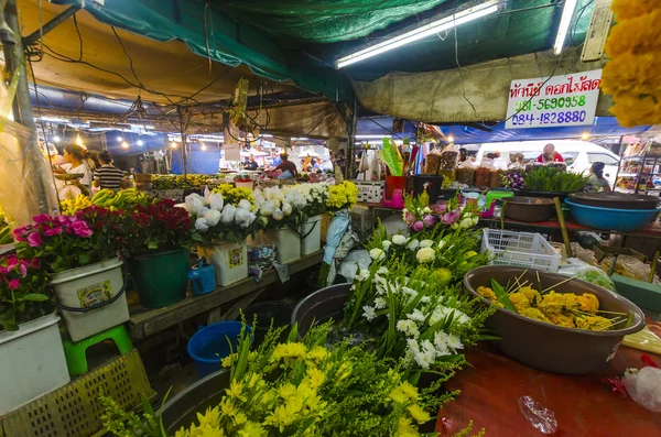 Фрукты на прилавках фруктового рынка в Таиланде — стоковое фото